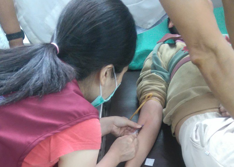 新北市衛生所護理師至機構為住民抽血執行「丙型干擾素釋放試驗IGRA」。圖／新北市衛生局提供