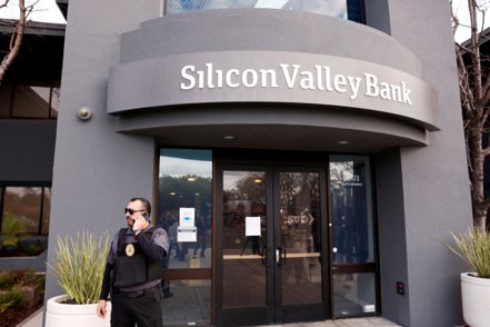 矽谷銀行倒閉後引發美國銀行業流動性危機。路透