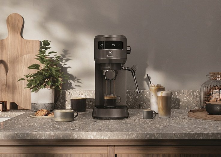 伊萊克斯極致美味500半自動義式咖啡機，搭載20 Bar高壓萃取幫浦和40秒瞬速...