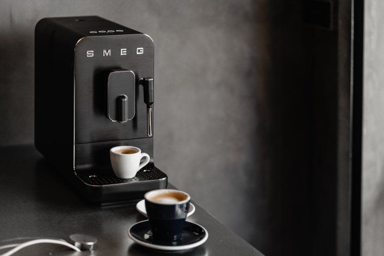 Smeg全自動咖啡機全球限量配色「永夜黑」，全台限量99台，預購價49,800元...