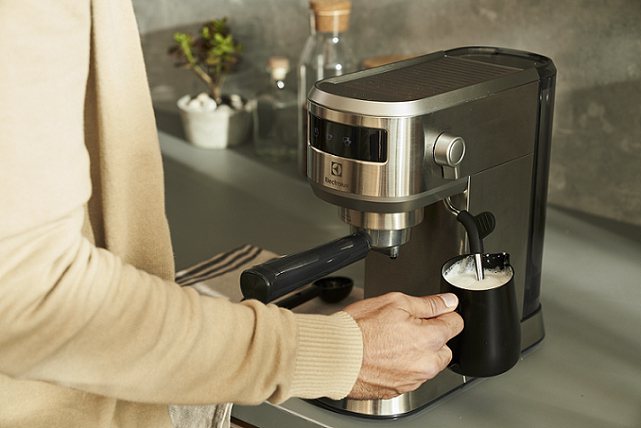 伊萊克斯極致美味500半自動義式咖啡機配備強勁蒸氣奶泡管，不僅可沖打出綿密細緻奶...