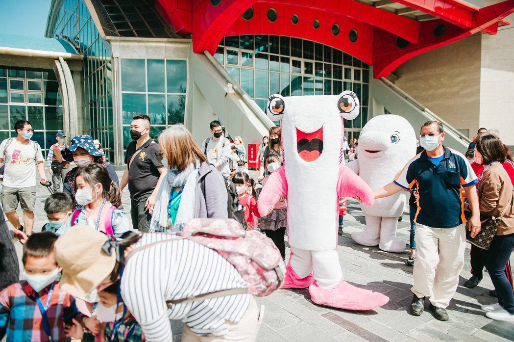 兒童海洋節海生館吉祥物大遊行吸引民眾一起同樂。海洋生物博物館提供
