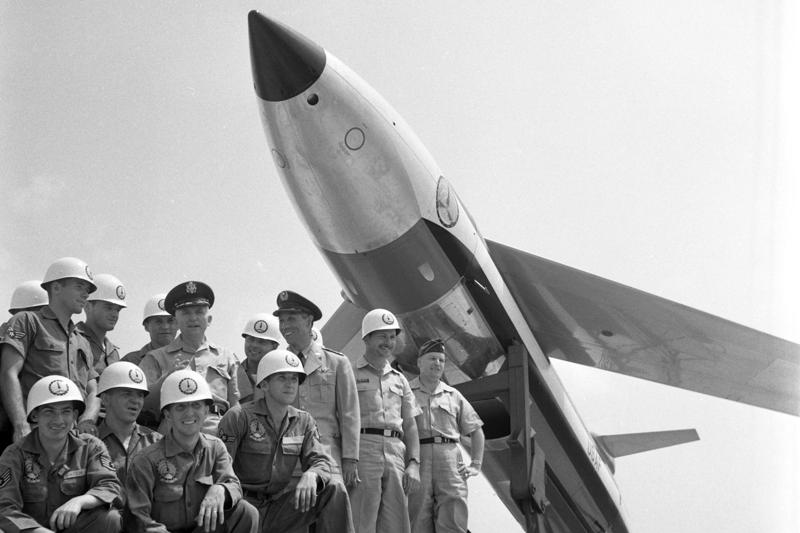 1958年3月25日，美駐台空軍第十三航空特遣司令狄恩將軍邀請台北五十餘名中外記者往至基地參觀「屠牛士」飛彈發射表演，負責表演的美軍與飛彈合影。圖／聯合報系資料照片