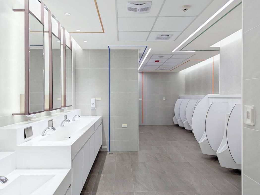 桃機廁所設計運用企業識別色彩線條環繞空間，象徵航線連結世界。桃園機場公司提供