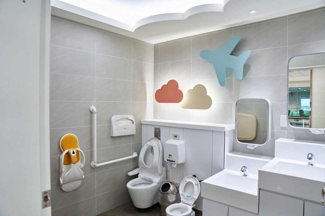 打造親子廁所，機場公司讓家庭旅客更「方便」。桃園機場公司提供