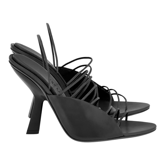 女款黑色魚骨細帶涼鞋，37,900元。圖／FERRAGAMO提供