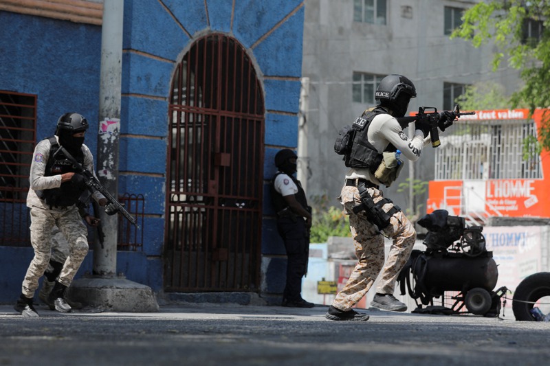 海地首都太子港街頭，本月3日警方執行反幫派作戰。路透