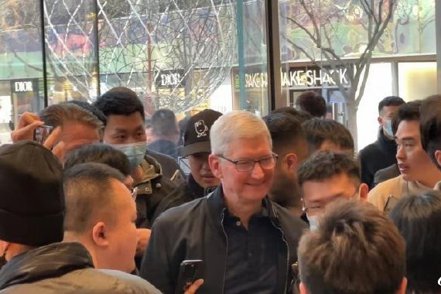蘋果CEO庫克，今（24）日傍晚突然現身北京三里屯，蘋果在大陸的首家Apple Store直營店內。圖源：北京青年報