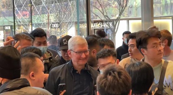 蘋果公司CEO庫克（Tim Cook）24日下午現身北京三里屯的蘋果零售店內。圖...