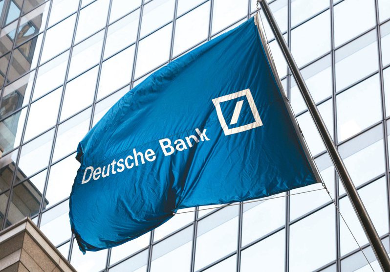 德意志銀行信用違約互換交易（CDS）利差飆高，引發投資人疑慮，股價應聲重挫。（美聯社）