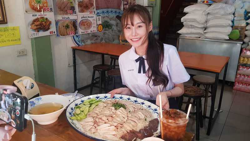 泰國一間雞肉飯店舉辦一項大胃王挑戰，來自台灣的YouTuber「泡芙餓了麼」挑戰成功。圖擷自臉書