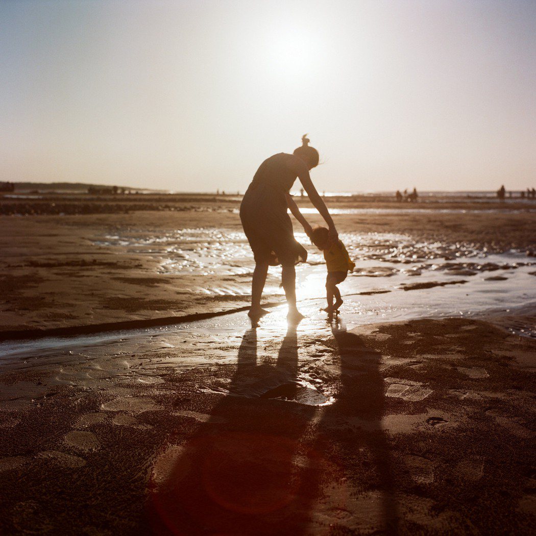 Mother and son：與妻兒在日落海灘戲水，拍下他們的剪影。 圖／林煜幃...