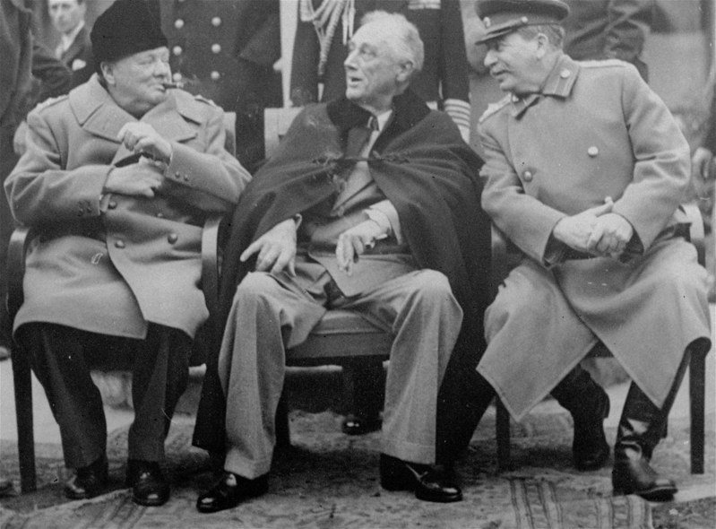 1945年2月邱吉爾(左起)、羅斯福、史達林簽署雅爾達密約，同意蘇俄所提條件，包括外蒙古維持獨立現狀。中國保有滿洲主權，但蘇聯擁有中東鐵路、南滿鐵路及大連、旅順軍港的優先權利。美聯社資料照片