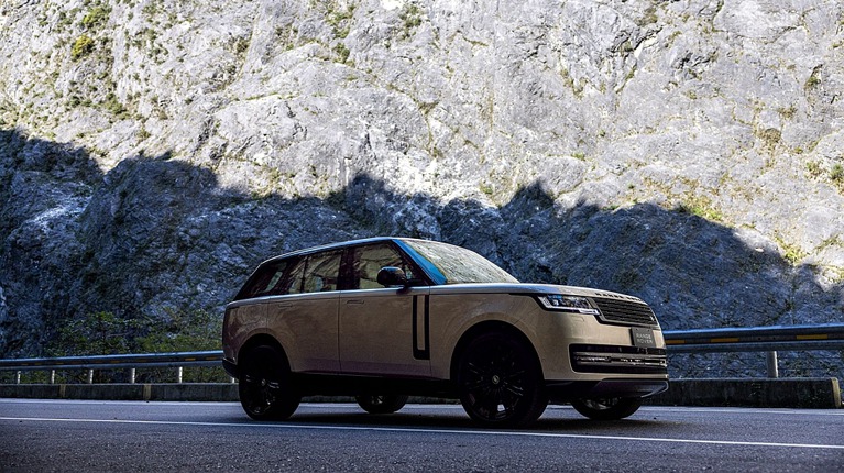 全新第五代Land Rover Range Rover提供雙動力、標準與長軸豐富車型可選，建議售價新台幣597萬元起。