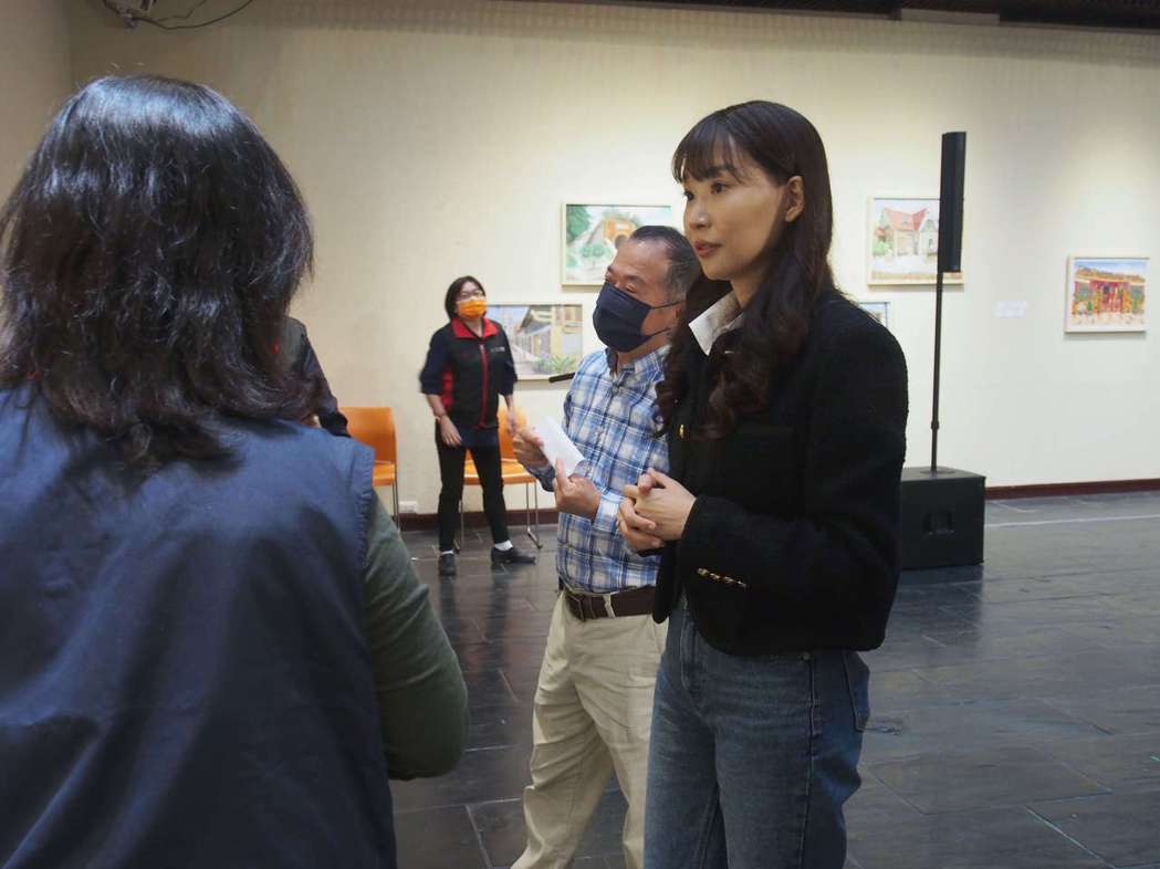 潘青林與現場手語老師討論潘元石作品。圖／非池中藝術網攝影