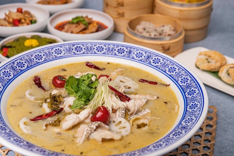 台北凱達大飯店家宴中餐廳的經典名菜「農家酸菜魚」曾獲得「2020亞太年度十大名菜...