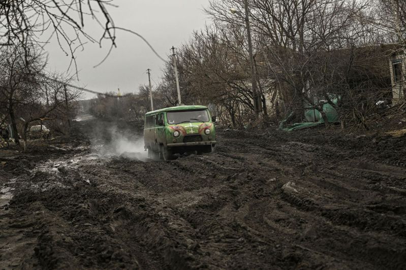 烏克蘭軍方表示，儘管俄羅斯在巴赫姆特（Bakhmut）附近的攻擊力道減弱，但俄軍今天攻打烏東頓巴斯地區（Donbas）北部與南部的前線地帶。法新社