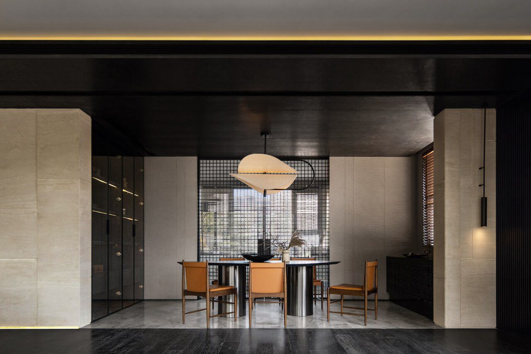 客廳、餐廳與廚房之間，僅藉格柵拉門串連，讓視覺與動線更顯通透寬敞。