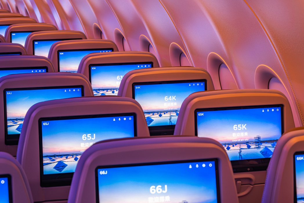 華航 A321neo 經濟艙螢幕 13.3 吋，是國內航空業窄體機中最大螢幕。華...