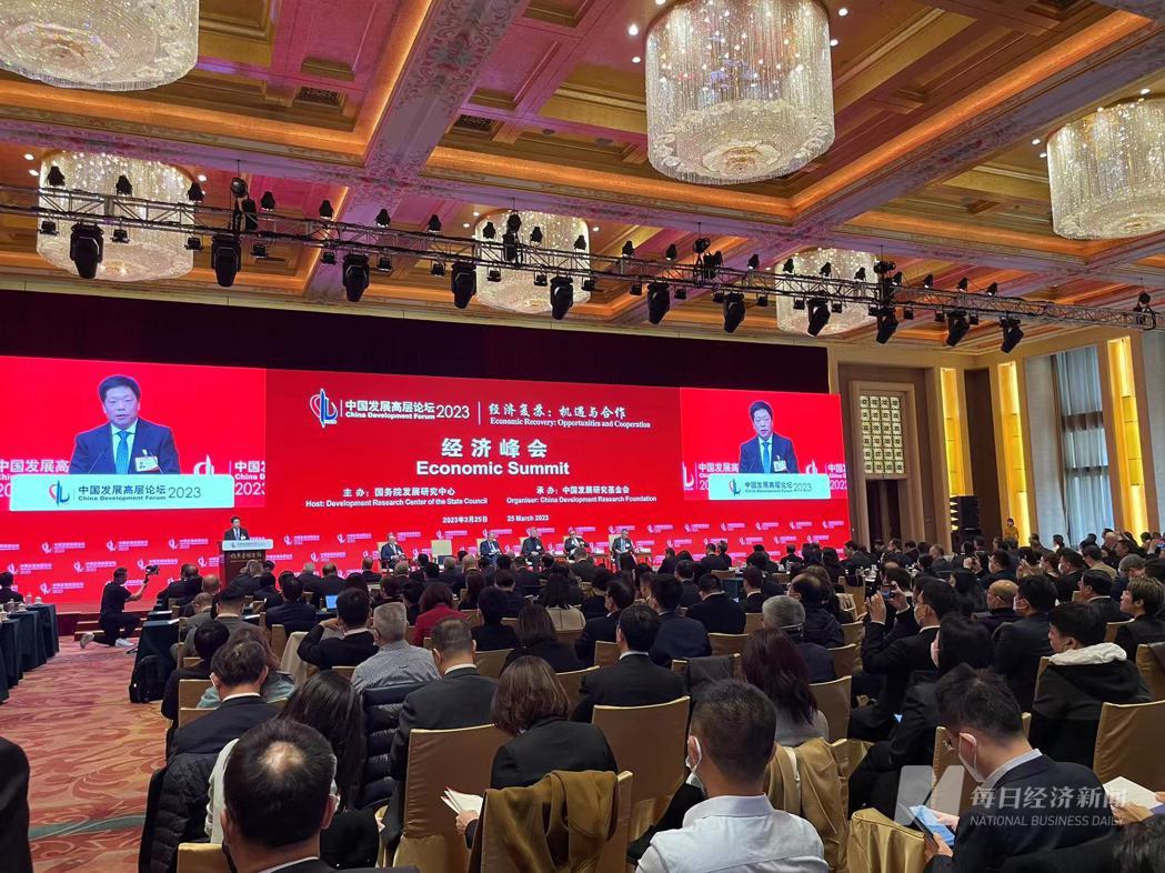中國發展高層論壇25日在北京釣魚台國賓館揭開序幕，蘋果CEO庫克（Tim Coo...