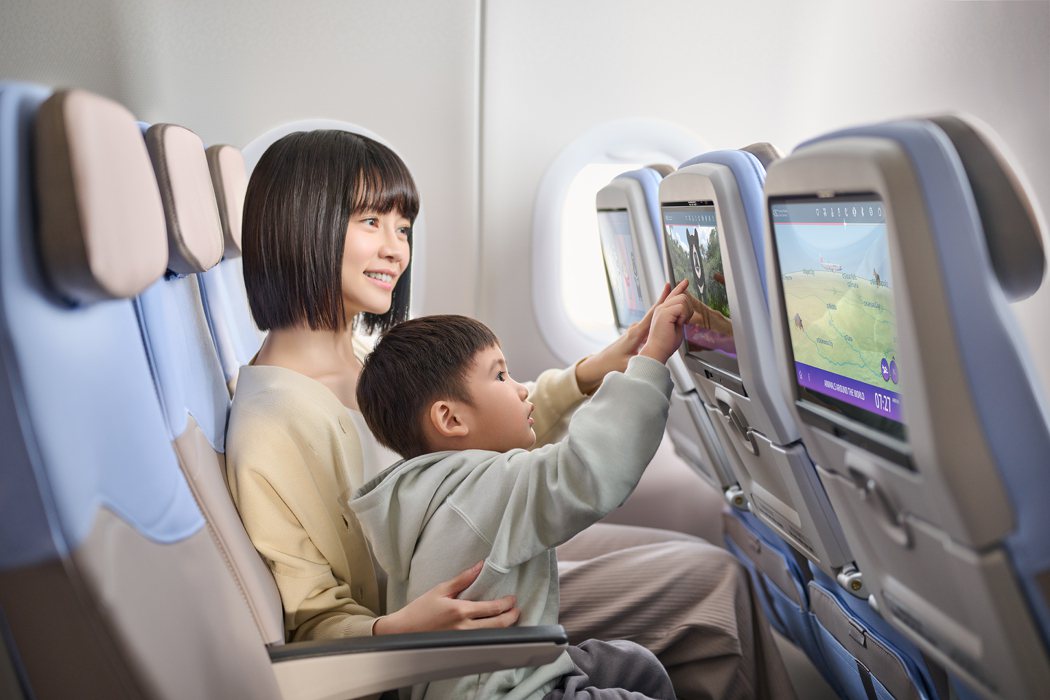 華航 A321neo 是國內首家提供「兒童飛行地圖」的航空業者，旅客可共享親子旅...