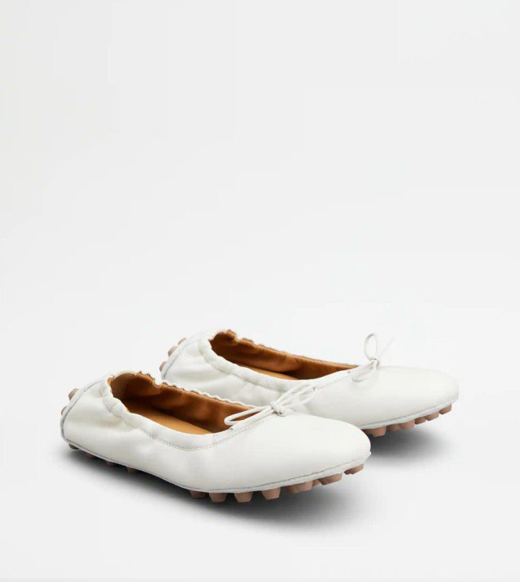 白色皮革芭蕾舞鞋，26,900元。圖／TOD'S提供