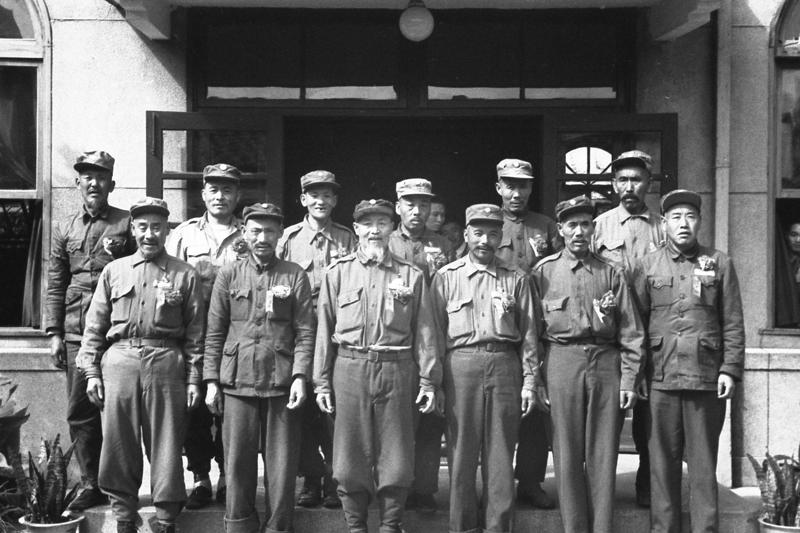 1954年3月26日，反共義士就業輔導處對外說明12名年邁的反共義士將前往新竹榮譽國民之家安居，12名義士會後也一起合影。圖／聯合報系資料照片