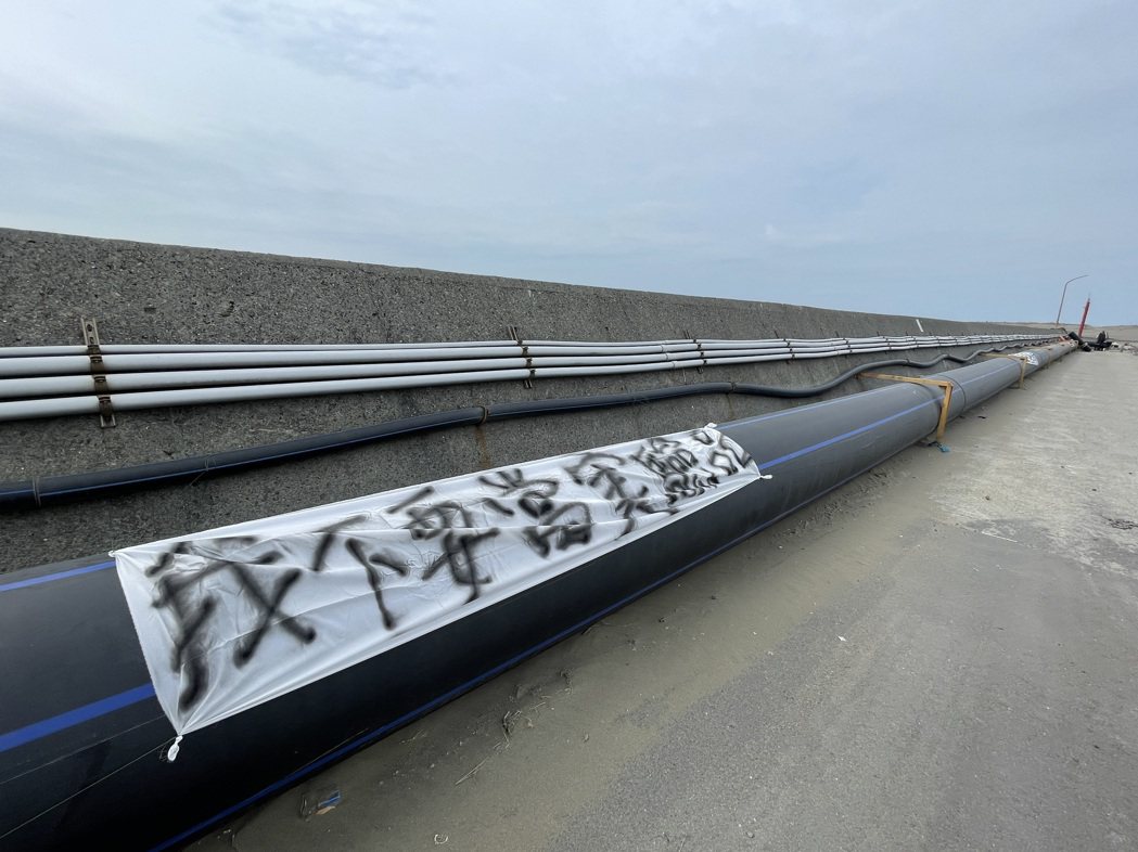 漁民最近在新竹漁港港區高掛白布條反對興建海水淡化廠。記者張裕珍／攝影