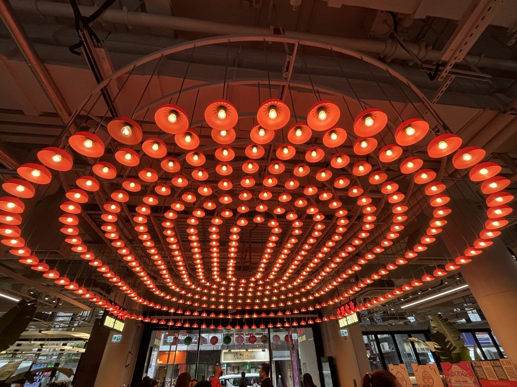中環街市將昔日常見的雞蛋燈，化身裝置藝術。記者羅建怡／攝影
