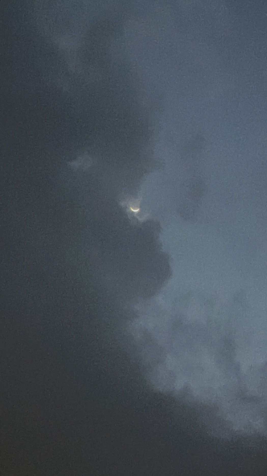 台南晚間出現一陣冷風與快速移動形似「怪物」的烏雲，迅速吞沒原本明亮的上弦月，接著...