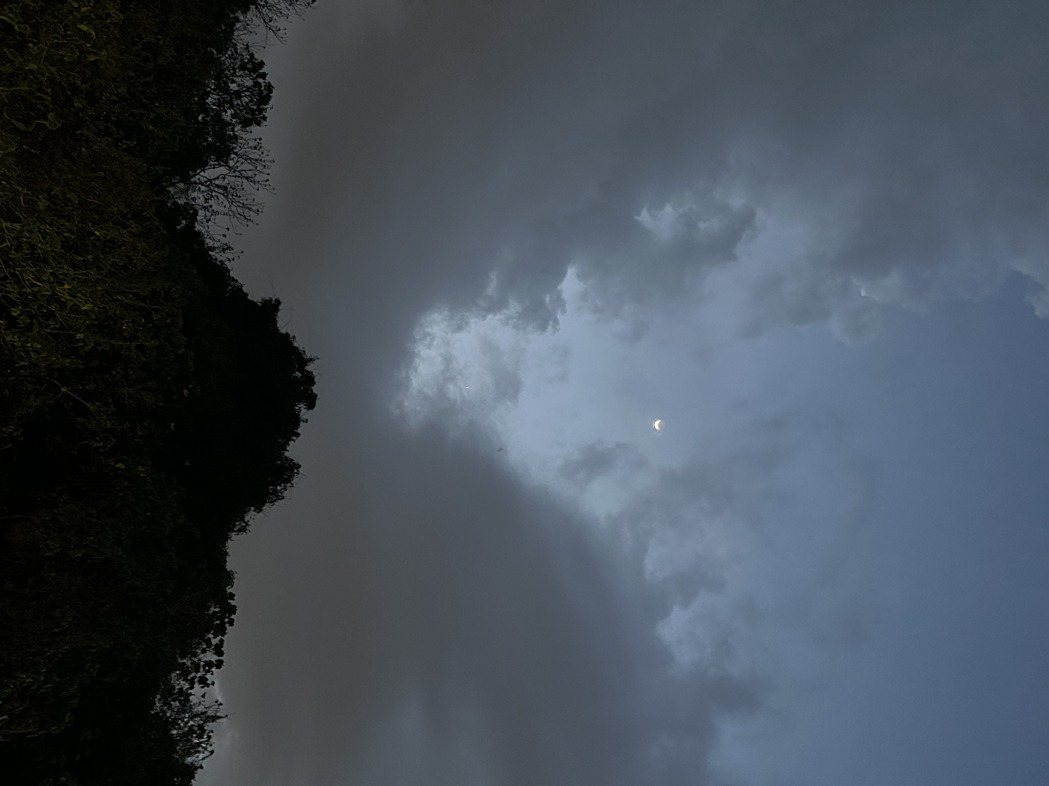 台南晚間出現一陣冷風與快速移動形似「怪物」的烏雲，吞沒原本明亮的星星（下方）與上...