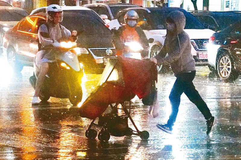 受到華南雲雨東移影響，大台北地區傍晚下班時分開始降下大雨。記者林俊良／攝影