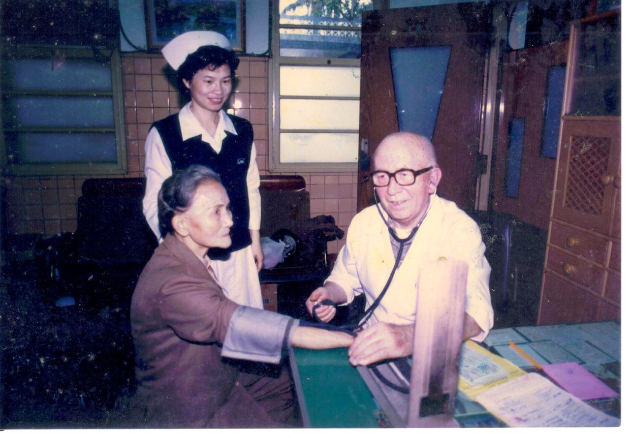 羅東聖母醫院修士馬仁光（右）一生奉獻在台灣及宜蘭醫療。圖／羅東聖母醫院提供