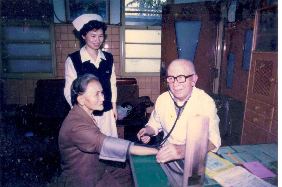 羅東聖母醫院修士馬仁光（右）一生奉獻在台灣及宜蘭醫療。圖／羅東聖母醫院提供