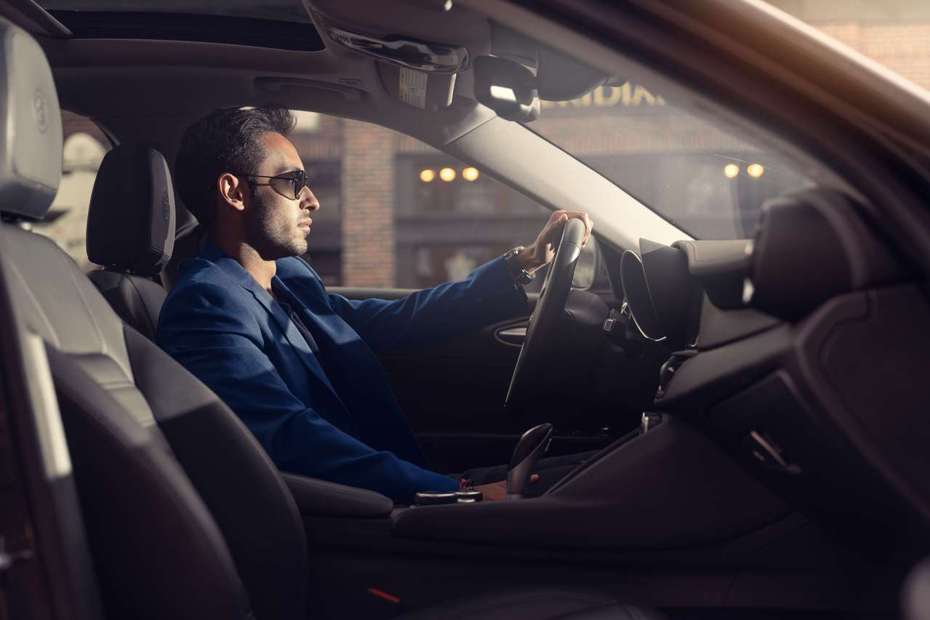 3M™ 極透奈米仿生汽車隔熱紙能讓可見光輕鬆穿透，並將紅外線、紫外線阻隔在外，提供車主同時享受極透清晰視野及涼爽舒適的乘車感受。 圖／3M提供
