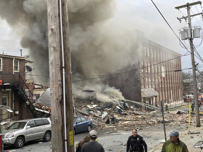 美國賓州西雷汀市RM帕爾默公司的巧克力工廠昨天下午發生爆炸，造成的死亡人數今天上升到3人，另有4人失蹤。美聯社