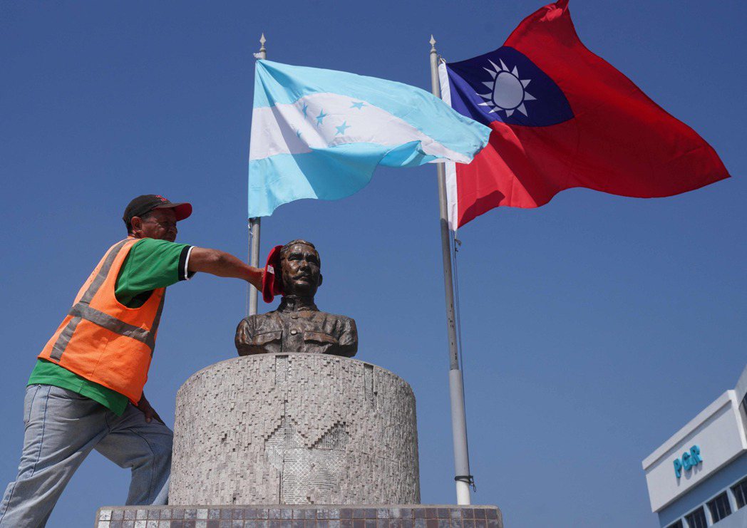 一名清潔人員15日在宏都拉斯首都德古西加巴市區廣場擦拭中華民國國父孫中山的銅像，...