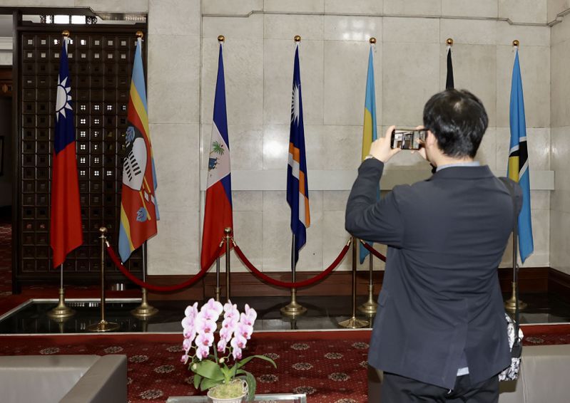 外交部26日上午宣布與宏都拉斯斷交，當天一早就將宏都拉斯的國旗自大廳卸下，目前僅剩下我國國旗與13面邦交國的國旗。聯合報系記者許正宏／攝影