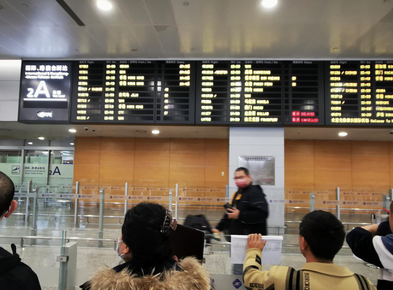 上海浦東機場，今天上午，長榮航空班機抵滬時，全體台灣旅客都被要求做核酸檢測。記者賴錦宏／攝影
