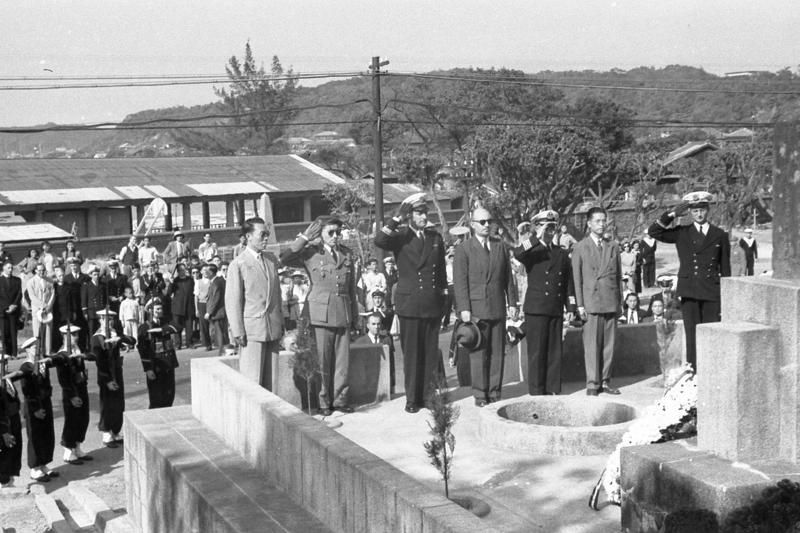 1954年3月27日，600噸的法國軍艦皮莫當號自澎湖遷運來兩具遺骸，葬於基隆市法國公墓。圖／聯合報系資料照片