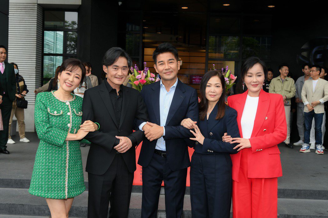 況明潔(左起)、江國賓、謝承均、林秀玲、岳虹出席8點檔「天道」開鏡儀式。圖／三立提供