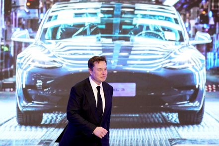 電動車大廠特斯拉執行長馬斯克最近制定新目標，未來幾年將讓下一代電動車生產成本削減50%。（路透)