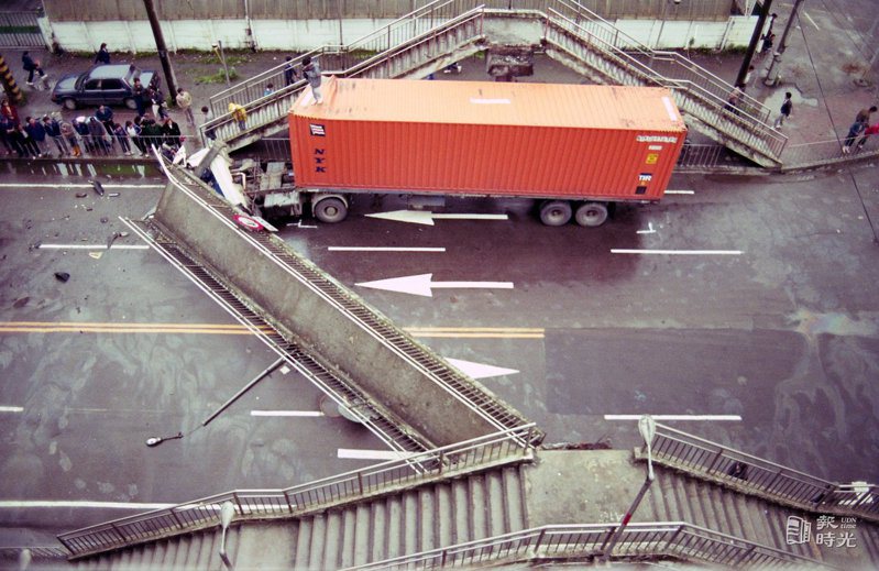 台北市南港路二段圓環陸橋限高四點三公尺，橋樑被一輛超高的貨櫃車撞斷掉落，車毀人亡。圖／聯合報系資料照（1990/04/17　黃國有攝影）