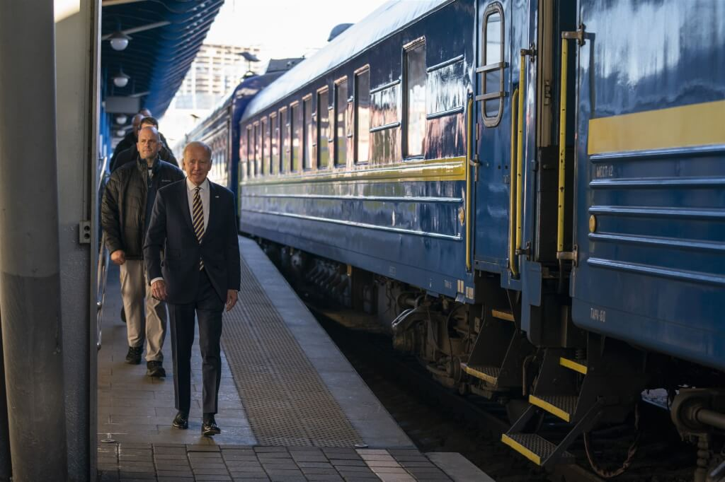 拜登於2月20日搭乘「鐵路1號」突訪烏克蘭。   圖／美聯社