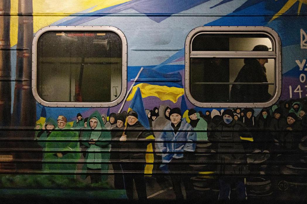 烏克蘭鐵路是烏俄戰爭中功不可沒的戰爭英雄。圖為赫爾松車站的一列彩繪車廂。 圖／歐...