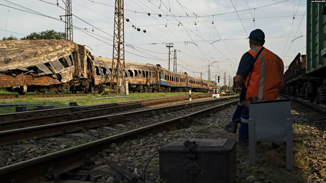 在烏克蘭獨立日期間，俄羅斯襲擊了烏克蘭Chaplyne的一個火車站，一名鐵路工人...