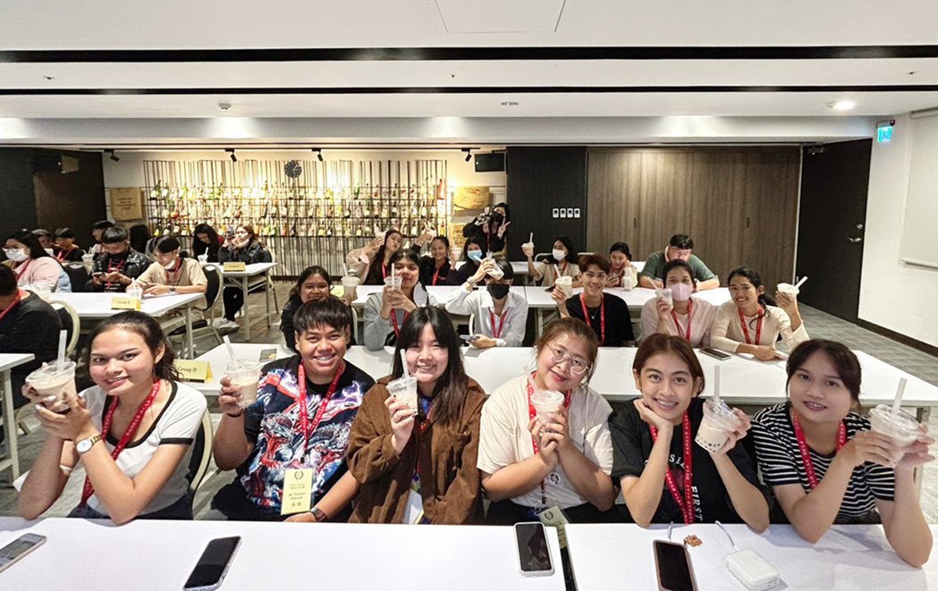 佛統大學華語系學生開心品嚐自己調製的珍珠奶茶。