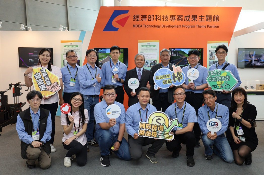 CHC總經理吳永盛（後排左五）領中心夥伴於展覽攤位展示經濟部科技專案研究成果。 ...