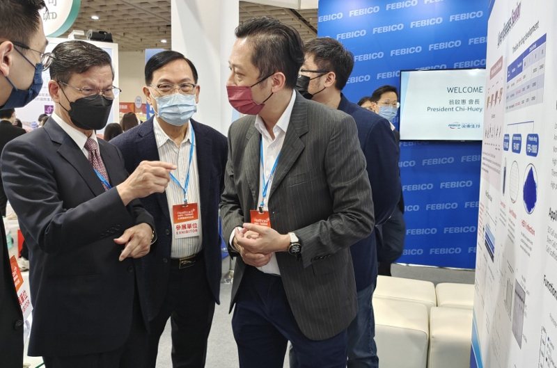 2022年12月台灣醫療科技展上，生策會會長翁啟惠（左二起）到遠東生技的展位上了...