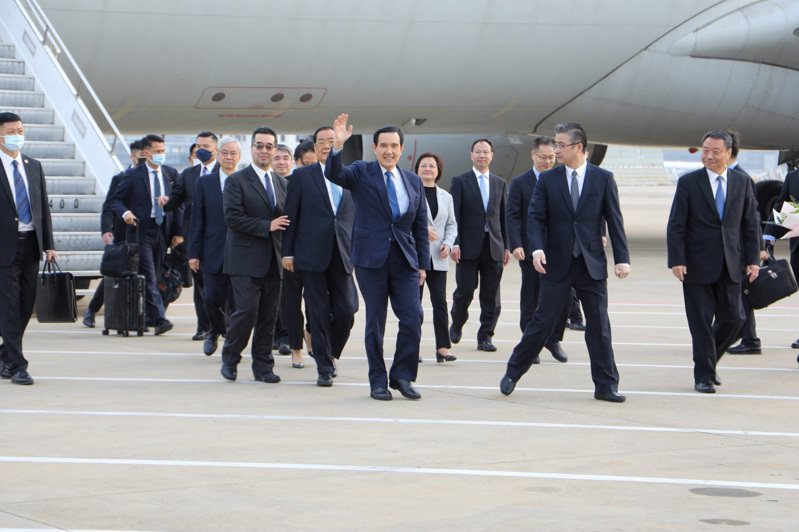訪問中國大陸的前總統馬英九今天下午抵達上海，由中國大陸國台辦副主任陳元豐接機。學者認為，這是為了淡化政治味道。 路透社